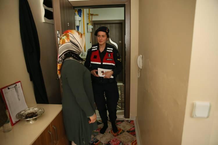 <p>Yaklaşık 1 yıl önce başlatılan proje çerçevesinde şu ana kadar 132 mahallede 3 bin 328 kadın ve 2 bin 640 erkeğe verilen eğitimle kadına yönelik şiddetle mücadelede toplumun bilinçlendirilmesi amaçlanıyor.</p>