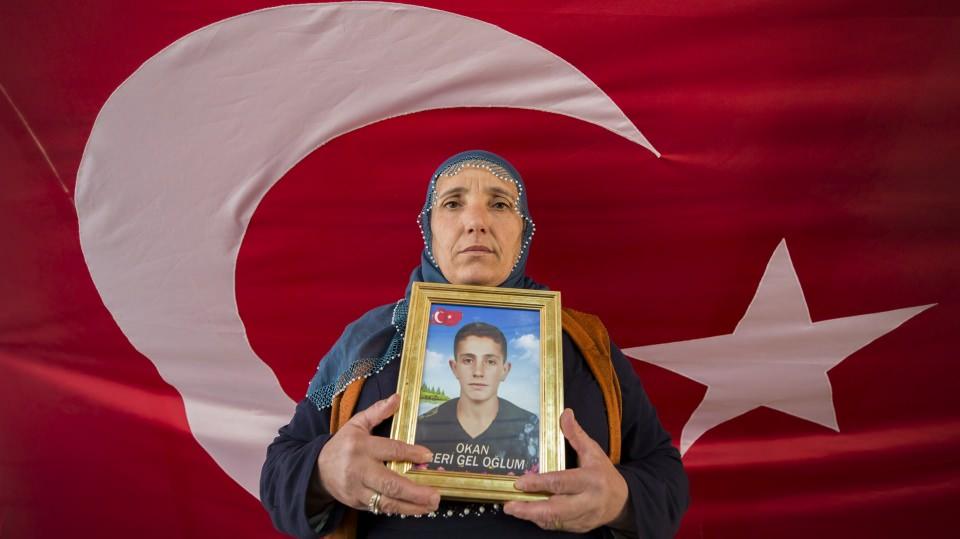 <p>4 yıl önce dağa kaçırılan oğlu Adil Kabaklı için Gaziantep'ten gelerek oturma eylemine dahil olan anne Cennet Kabaklı da evlatlarına kavuşmak istediklerini anlatarak, "Kadınlardan destek bekliyoruz. Terörün kökünü kazımadan nöbetimiz son bulmayacak." diye konuştu.</p>

<p> </p>
