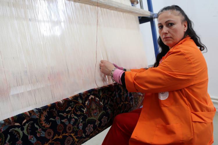 <p><strong>"Sevincimiz, hüznümüz halıya yansıyor"</strong></p>
<p>Hükümlülerden F.G.O. ise 5 yıldır cezaevinde olduğunu belirterek, "Günümüz güzel geçiyor. En önemlisi meslek öğrendik.1,5-2 yıl arasında halıları dokuyoruz. Günlük ortalama 7 bin ile 7 bin 500 arası ilmek atıyoruz. Halı dokurken kafamız dağılıyor. Sevincimiz, üzüntümüz her şeyimiz dokuduğumuz halıya yansıyor. Buna çok fazla ihtiyacımız var. Çünkü sosyal ortamlardan çok uzağız." ifadelerini kullandı.</p>
<p> </p>