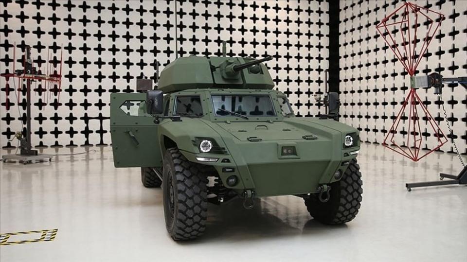 <p><strong>TÜRKİYE'NİN İLK ELEKTRİKLİ ZIRHLI ARACI 'AKREP II' TANITILDI</strong><br />
<br />
Savunma sanayiinde Türkiye'nin yanı sıra 30'dan fazla ülkenin silahlı kuvvetleri ile güvenlik güçlerine hizmet veren Otokar, Türkiye'nin ilk elektrikli zırhlı aracı 'Akrep II'yi tanıttı. Sakarya'nın Arifiye ilçesindeki fabrikada basın toplantısı düzenleyen Otokar Genel Müdürü Serdar Görgüç, son 20 yılda dünyada değişen tehditler nedeniyle silahlı devriye, keşif ve gerektiğinde meskun mahal çatışmalarında kullanılabilecek araçlara olan ihtiyacın arttığını ve yeni nesil zırhlı araç 'Akrep II'nin buradan yola çıkarak, geliştirildiğini belirtti.</p>