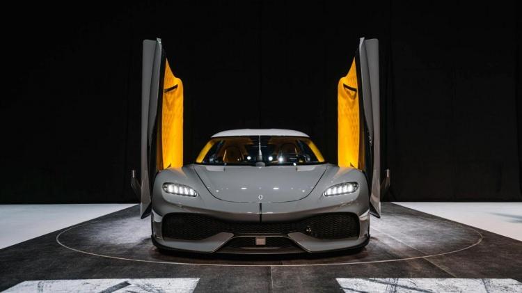 <p>Koenigsegg'in resmi verilerine göre Gemera bu hibrit kurulumdan 1700 bg güç ve 3500 Nm tork üretebiliyor. Araç bu sayede 0-100 km/sa hızlanmasını sadece 1.9 saniyede tamamlayabiliyor.</p>
<p>Aracın azami hızı ise 400 km olarak belirtiliyor. </p>