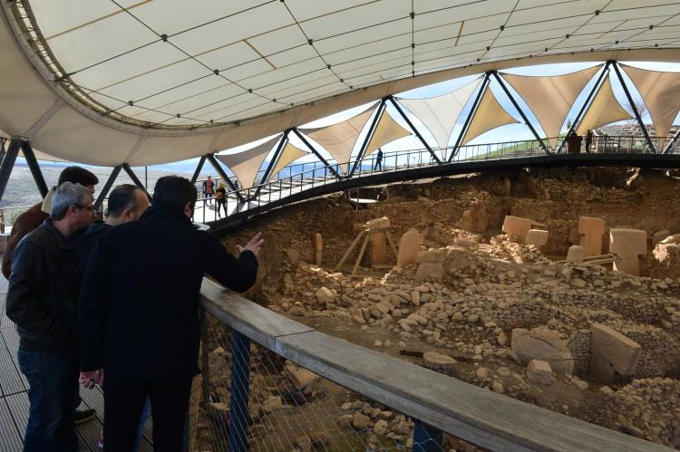 <p>Kazılarda aynı zamanda, 8-30 metre çapında dairesel ve dikdörtgen şekilli dünyanın en eski tapınak kalıntıları ve yaklaşık 12 bin yıl öncesine ait olduğu belirtilen 65 santimetre uzunluğunda insan heykeli gibi çeşitli tarihi eserler de gün yüzüne çıkarıldı.</p>