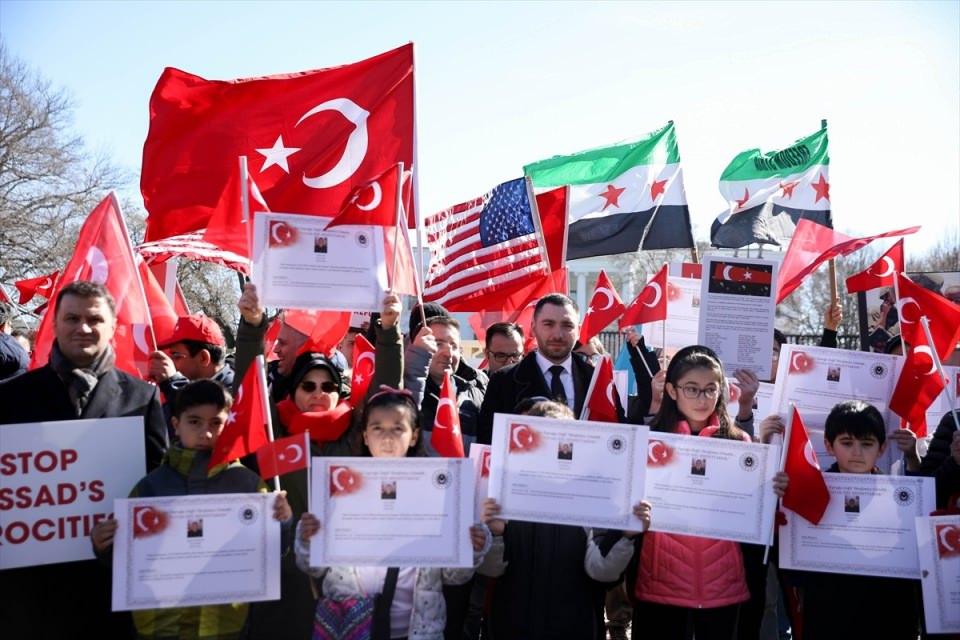 <p><strong>ŞEHİTLER İÇİN DUA EDİLDİ</strong></p>
<p>İstiklal Marşı ve şehitler için saygı duruşunun ardından, İdlib'de şehit olan 33 Türk askeri için dua edildi, şehit askerlerin isimleri tek tek anıldı ve "Şehitler ölmez, vatan bölünmez" şeklinde Mehmetçiğe destek sloganları atıldı.</p>
