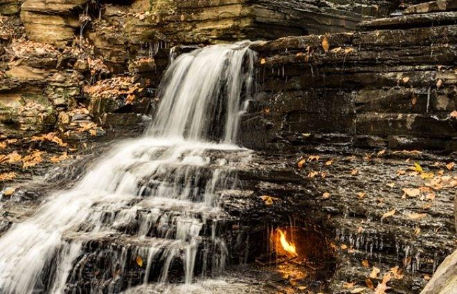 <p>OurAmazingPlanet sitesine konuşan Schimmelmann, mağaradaki ateşin yerin derinliklerinde yer alan, antik ve son derece sıcak killi şist kayalarından geldiğini düşünüyor. Schimmelmann, killi şist içindeki karbon moleküllerinin parçalanarak küçük doğal gaz molekülleri ortaya çıkması için, sıcaklığın suyun kaynama noktasında veya daha sıcak olması gerektiğini belirtti. Ateşi besleyen gazın geldiği kayaların, içtiğimiz çay veya kahve kadar sıcak ve jeolojik olarak sanıldığından çok daha genç olduğu belirtildi. Bulgular, ateşi besleyen gazın farklı bir süreçten geçtiğini, bir çeşit katalizörün, gazı kayalardaki organik moleküllerden ortaya çıkardığı ifade edildi.</p>