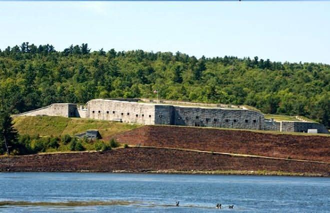 <p><strong>İçeri girmenin imkânsız olduğu yer: Fort Knox</strong></p>
<p>Burası ABD için çok değerli bir üs. Hatta dünyanın en iyi korunan 5 yerinden biri… Burada ABD ve birçok ülkenin, kâğıt üzerindeki kayıtlarla bir ülkeden diğerine devrettikleri altınların saklandığı yer.</p>
