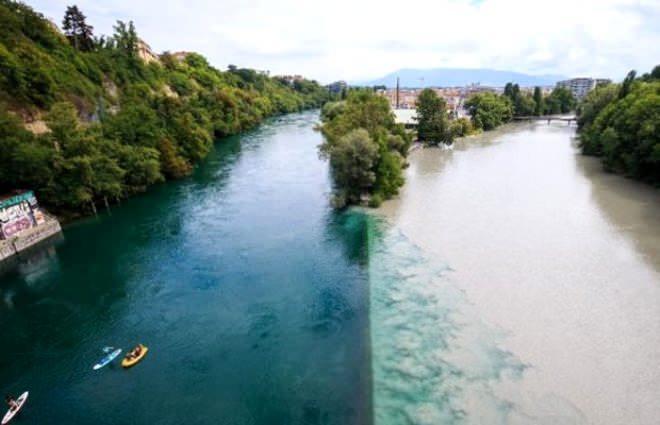 <p><strong>Rhone ve Arve Nehirlerinin Birleşmesi (İsviçre)</strong></p>
<p>İsviçre'nin Rhone ve Arve nehirlerinin birleştiği noktada farklı iki rengin oluşması dikkat çekiyor. Kahverengi ve mavi renklerinin yoğunluk farkı nedeniyle birbirine asla karışmaması eşsiz bir görüntü ortaya çıkarıyor.</p>