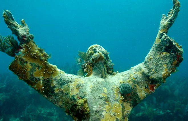<p><strong>Christ of The Abyss / Derinliğin Mesihi (İtalya)</strong></p>
<p>Su altında bulunan bronzdan yapılma 2,50 metre uzunluğunda bir İsa heykeli. Derinlere dalmayı seven dalgıçlar için favori bir yer konumunda. Su altında görülebilecek gizemli yerlerden bir tanesi.</p>