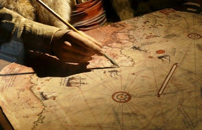 <p><strong>Geleceği gören harita</strong></p>
<p>Coğrafya ve harita uzmanı ünlü Türk denizci Piri Reis'in 1513¨te çizdiği Afrika, Amerika ve Güney Kutbu'nu gösteren harita, ortaya çıkarıldığı 1929 yılında ortalığı karıştırdı. Çünkü Güney Kutbu'nun keşfi, haritanın çizilmesinden çok sonra, yani 1818¨de gerçekleşmişti. Dahası, Piri Reis'in haritası, kıtanın buz altında kalmış sahil kesimlerini de gösteriyordu. Ancak kıta üzerindeki buzlar, haritanın çizilmesinden tam 6 bin yıl önce erimişti.</p>