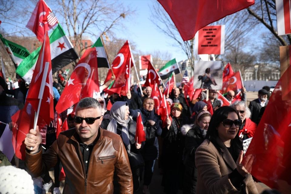 <p><strong> "TÜRKİYE'NİN YANINDAYIZ ÇÜNKÜ TÜRKİYE DE BİZİM YANIMIZDA"</strong></p>
<p> </p>
<p>Osama Abuirshaid de Türkiye'nin Ortadoğu'da Müslüman halklara verdiği desteğin tarihe altın harflerle yazıldığını kaydederek, "Türkiye'nin yanındayız çünkü Türkiye de bizim yanımızda. Türkiye ile gurur duyuyoruz çünkü gurur duyulacak bir model sergiliyor." ifadelerini kullandı.</p>