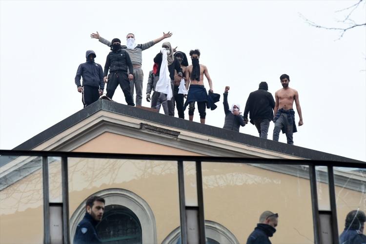 Burası Çin değil İtalya! İnsanlar ne yapacağını şaşırdı, balkonlara çıkıp...