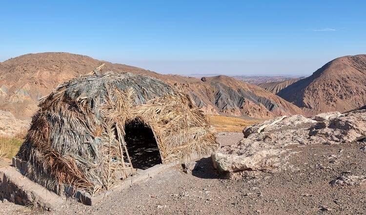 <p>100 yıl öncesine kadar İran'ın Makhunik köyünde yaşayan insanların boyu yaklaşık bir metre civarındaydı. Makhunik, İran'ın kuzeydoğusunda 1500 yıl önce kurulmuş bir köy. Afgan sınırından 75 km uzakta. 100 yıl önce burada yaşayan insanların boyu yaklaşık 1 metreydi, ortalama boydan 50 cm daha kısa.</p>

<p> </p>
