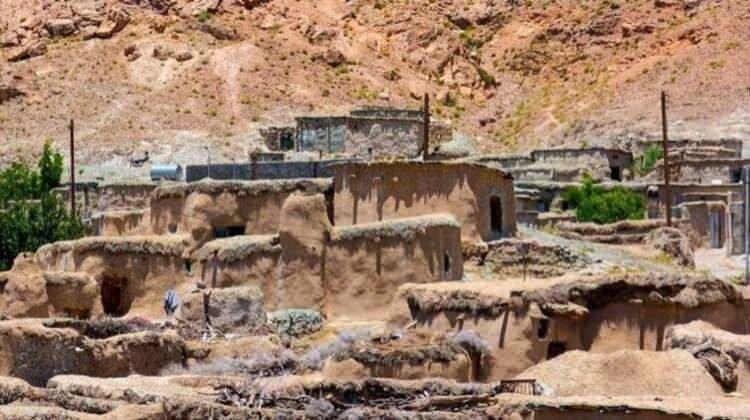 <p>Sınırlı yapılan tarım son yıllarda kuraklık nedeniyle daha da azaldı, gençler iş bulmak için başka yerlere gitmek zorunda kaldı.</p>
<p> </p>
<p> </p>