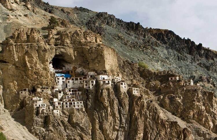 <p><strong>Akademisyen, çevirmen ve rahiplerin köyü: Phugtal Gompa Manastır Komünü / Hindistan</strong><br />
Phuktal Gompa Manastırı Komünü, yaklaşık 2 bin 550 yıl önce çok sayıda bilge, akademisyen, çevirmen ve rahip tarafından ziyaret edildiğine inanılan doğal bir mağaranın çevresinde inşa edilmiş.</p>
