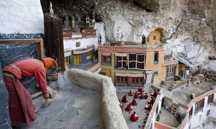 <p>Manastırın uzak bir konumda oluşu meditasyon, barış ve yalnızlık üçlüsünü arayanlar için ideal bir yer konumunda.</p>

<p> </p>
