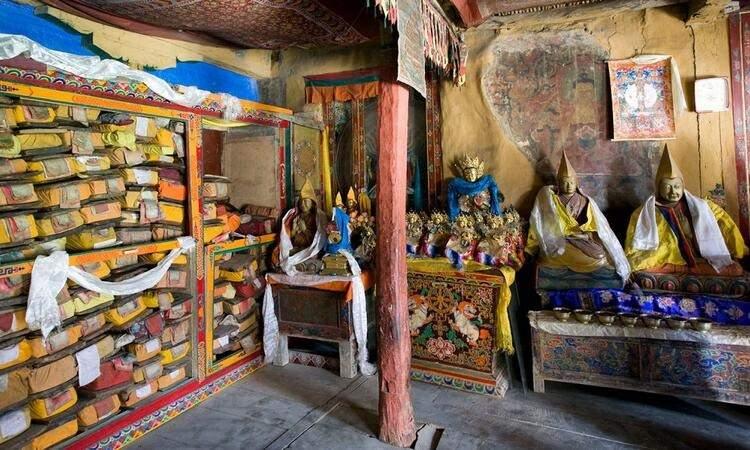 <p>Gelug Tibet Budizmi okulunun mevcut olduğu Phuktal Gompa, 15. yüzyılın başında Je Tsongkhapa'nın öğrencisi olan Jangsem Sherap Zangpo tarafından kurulmuş bir yer. 12. yüzyılda inşa edilmiş bu Himalaya Dağları manastırında bugün ise 70 rahip yaşamını sürdürüyor.</p>

<p> </p>
