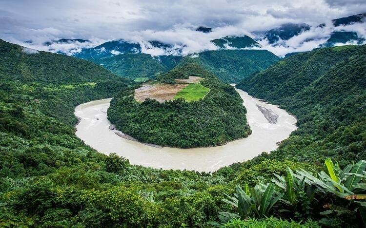 <p><strong>Dış dünyayla bağlantısı yok: Motuo / Tibet</strong></p>

<p>Doğu Tibet'te bulunan Motuo dünyanın en izole edilmiş yerlerinden biri. Motuo, Çin'in 2 bin 100 ilçesinden biri olan fakat diğerlerinden farklı olarak dış dünyayla bağlantısı olmayan tek yer olarak biliniyor.</p>
