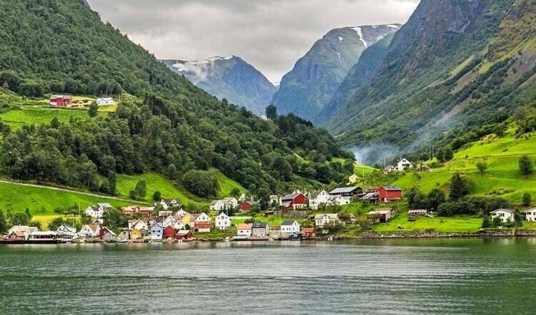 <p><strong>Tek bir yolun olduğu köy: Undredal, Sogn Og Fjordane / Norveç</strong><br />
Sogn og Fjordane Norveç'in batı kıyısında bulunan bir eyalet. Kuzeyinde Møre og Romsdal, güneyinde Bergen, doğusunda Oppland ve güneydoğusunda Buskerud ile sınır olan eyalet 18 bin 623 kilometrekare yüz ölçümü üzerinde yaklaşık yüz dokuz bin nüfusa sahip. Eyalette toplam yirmi altı belediye bulunuyor.</p>