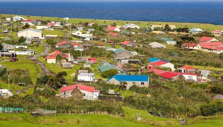 <p><strong>300 kişinin yaşadığı ilginç yer: Tristan Da Cunha Adası</strong></p>
<p>Sadece 300 kişinin yaşadığı bir ada olan Tristan da Cunha, en yakın yerleşim yerine 2800 kilometre uzaklıkta olmasından dolayı dünyada ulaşılması en zor yer olarak kabul ediliyor. Adaya en yakın olan Güney Afrika, tam 2800 kilometre uzaklıkta bulunuyor.</p>