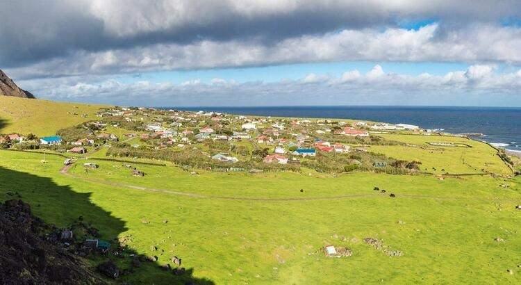 <p>1506 yılında keşfedilen Tristan da Cunha, yüzyıllar boyu İtalyan, İngiliz ve Amerikalı yerleşimcilerin evi oldu. Bu ilginç yerde halk yerleşik olarak sadece bir noktada toplanmış. Adanın bunu dışında kalan kısımlarında yaşayan bulunmuyor. Adaya ve köye ulaşım sadece adada bulunan küçük bir liman sayesinde gerçekleşiyor.</p>

<p> </p>
