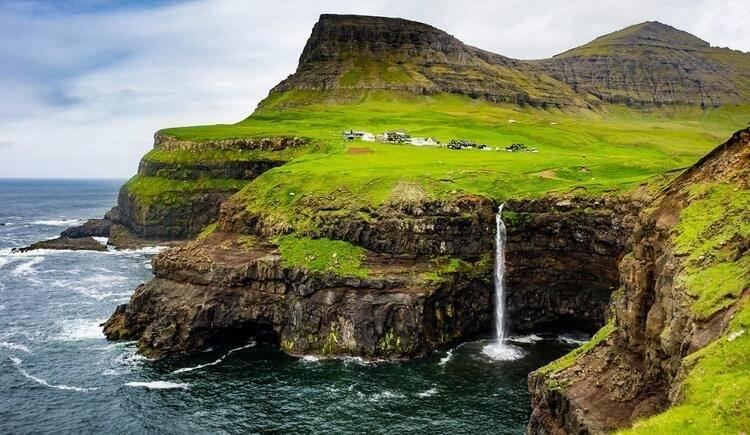 <p><strong>Büyüleyici bir köy: Gasadalur / Faroe Adaları-Danimarka</strong></p>
<p>Danimarkaya bağlı özerk bir bölge olan Faroe Adaları, İskoçya ile İzlanda arasında bulunuyor. Aynı zamanda Gasadalur köyüne de ev sahipliği yapıyor.</p>