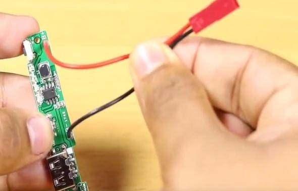 <p>Sonrasında USB girişinin üzerinde bulunduğu minik bir karta ihtiyacımız olacak.</p>
<p> </p>