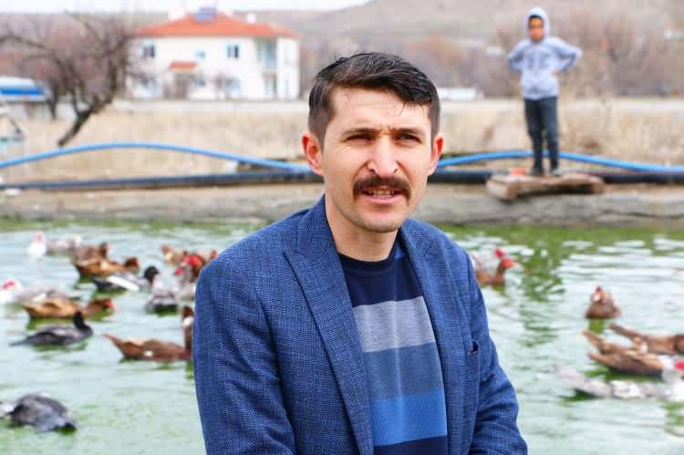 <p>"Çevremdeki üreticilerden toplayarak talepleri sağladık. Bu ördeklerimize Irak, Azerbaycan ve Türkmenistan gibi ülkelerden çok talep var. İnşallah oralara göndereceğiz. Yine hedefimiz ilk olarak Irak. İnşallah ülke ekonomimize güzel bir katkı yapacağız."</p>
