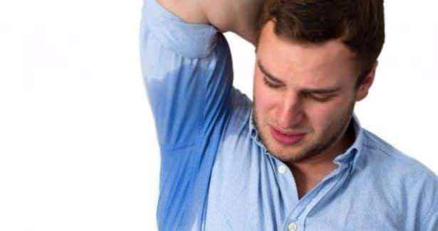 <p><strong>Terleme problemi yaşıyorsanız ve duş almaya vaktiniz yoksa... </strong><br />
<br />
Hemen kadınlar tuvaletine gidin ve birkaç kağıt havlu koparın. Kokulu antibakteriyel sıvı sabunu kağıt peçeteye dökün ve o bölgeyi silin. Ancak sonrasında iyice kurulamayı unutmayın.</p>