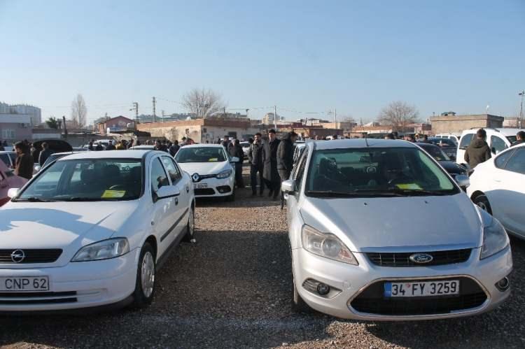 <p>Şubat ayında Türkiye ikinci el online pazarında ilana çıkan araç adedi 172 bin 123 olarak kayıtlara geçerken, ilana çıkan araçların yüzde 92'si satıldı. </p>
