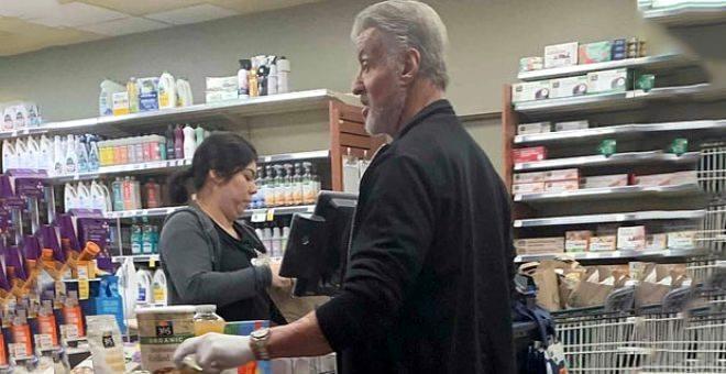 <p>Geçtiğimiz günlerde market alışverişi yapan Sylvester Stallone, ödeme yapmak için kasaya geçti. Bu sırada bir hayranı tarafından görüntülenen usta aktör elindeki eldivenler dikkatlerden kaçmadı. Ürünleri eldivenlerle alan Stallone korona virüsüne karşı tedbir aldığı öğrenildi. </p>
