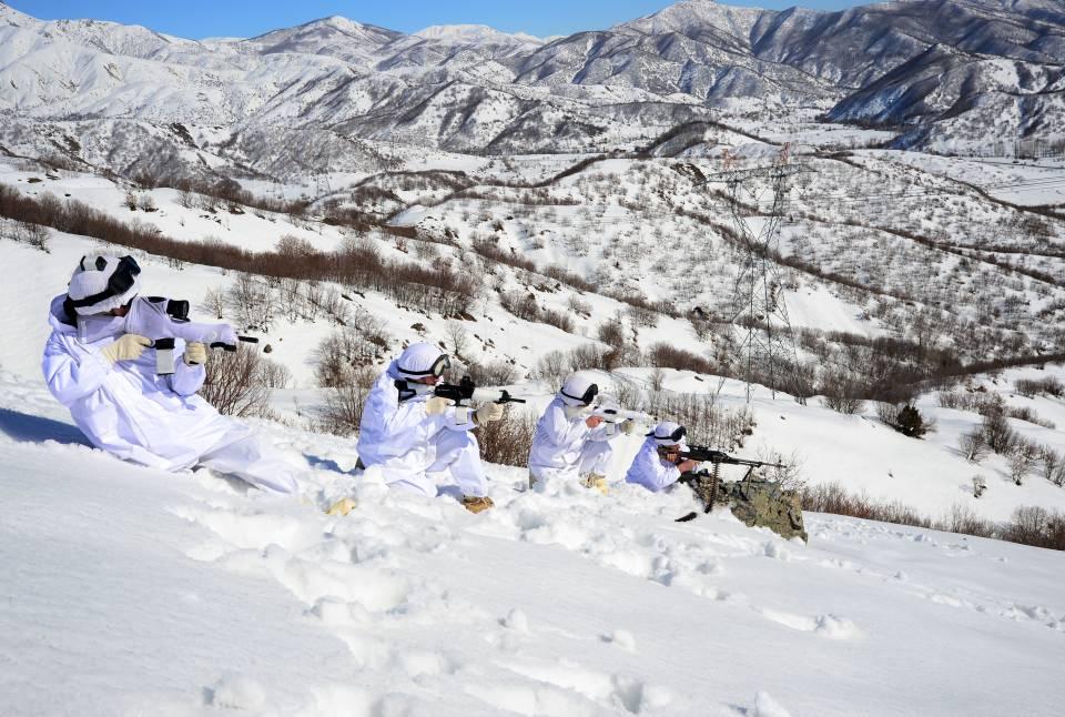 <p><strong>"Operasyonlarımız kararlılıkla devam edecek"</strong></p>

<p>JÖH Tabur Komutanlığı 3. Jandarma Komando Özel Hareket Bölük Komutanı Üsteğmen Ahmet Refik Özsoy, AA muhabirine yaptığı açıklamada, çetin kış şartlarına rağmen tüm azim ve kararlılıklarıyla operasyonları sürdürdüklerini söyledi.</p>
