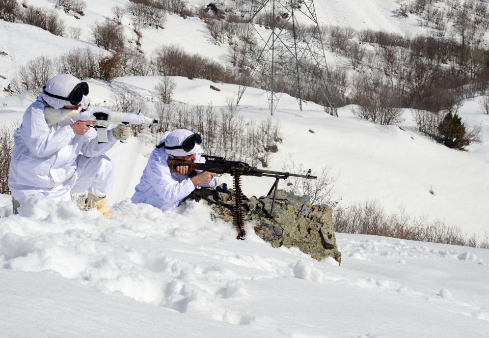 <p>Devletin sağladığı imkanlarla her türlü zorluğa, hava ve arazi şartlarına uygun şekilde donatıldıklarını vurgulayan Özsoy, "Operasyonları kusursuz şekilde yerine getirmeye çalışıyoruz.</p>

<p> </p>
