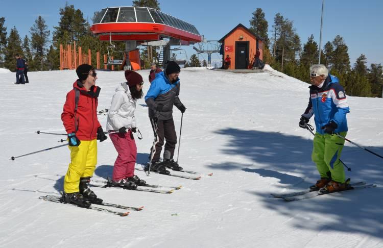 <p>Üstündağ'dan kayak eğitimi alan Soner Yılmaz da Üstündağ'ın merkeze gelen yerli ve yabancı turistlere kayak öğretmek için büyük çaba sarf ettiğini ve bir nevi turizme katkı sunduğunu aktardı.</p>