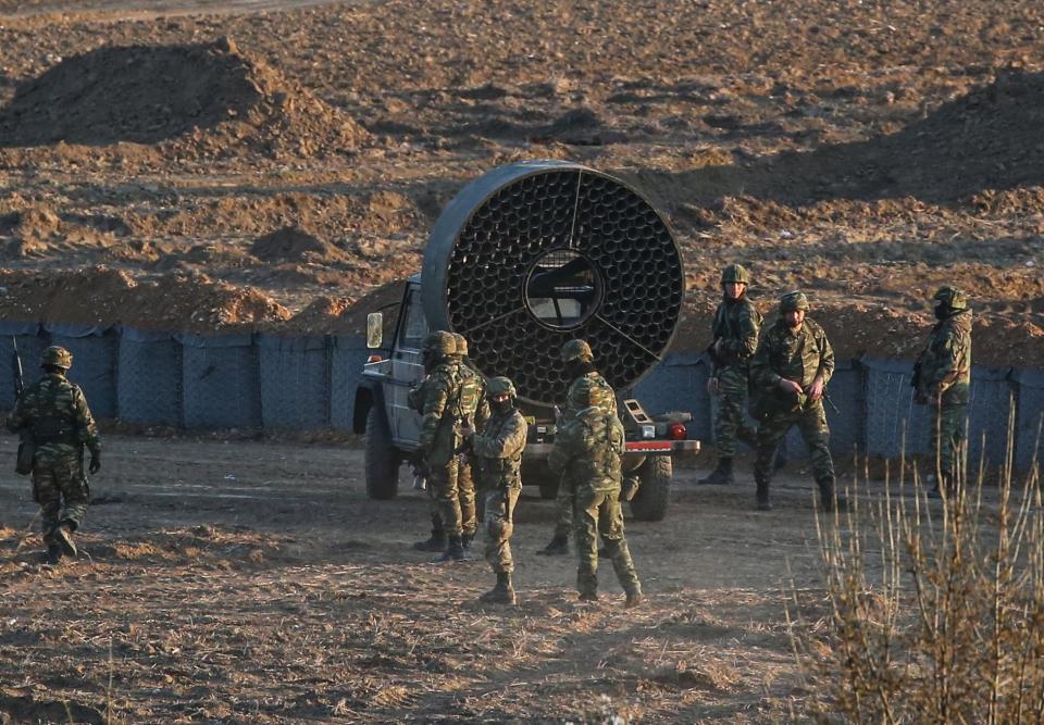 <p>Attıkları gazların kendilerine dönmesi üzerine, askeri bir aracın arkasına monte edilen fanı çalıştıran Yunanistan güvenlik güçleri, bu sayede sığınmacılara müdahalede kullandıkları orantısız gücün etkisini artırmayı amaçlıyor.</p>

<p> </p>
