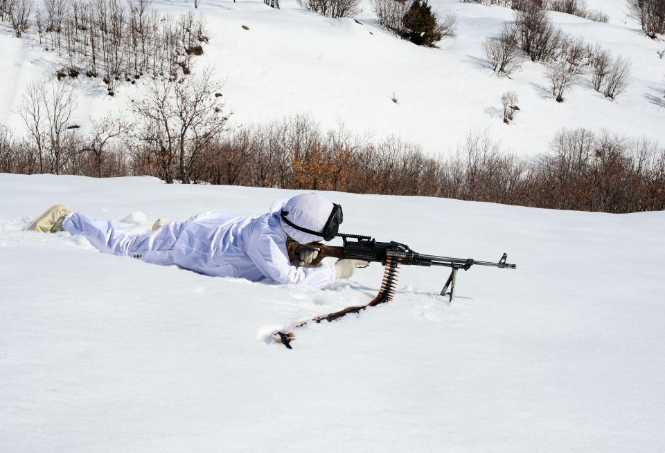 <p>Bitlis İl Jandarma Komutanlığına bağlı Jandarma Özel Harekat (JÖH) timleri, karla kaplı dağlarda yürüttükleri operasyonlarla, PKK'lı teröristlere nefes aldırmıyor.</p>
