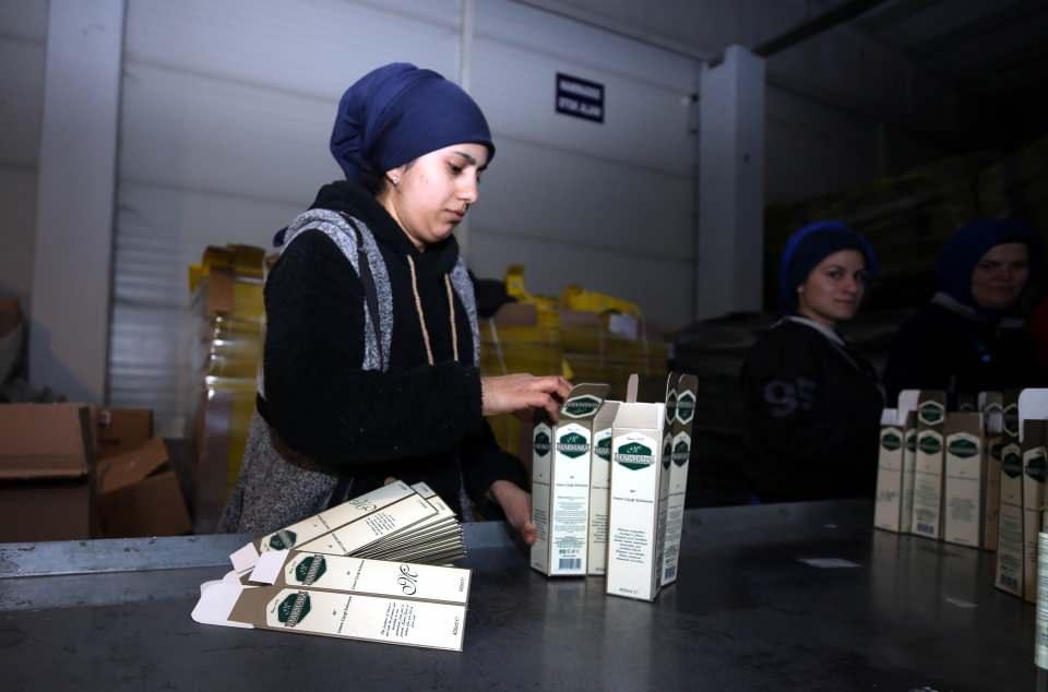 <p>Kolonya üreticisi Nadir Yorgun, AA muhabirine yaptığı açıklamada, uzun yıllardır içinde olduğu sektörde son dönemde talep patlaması yaşadıklarını söyledi. </p>
<p> </p>