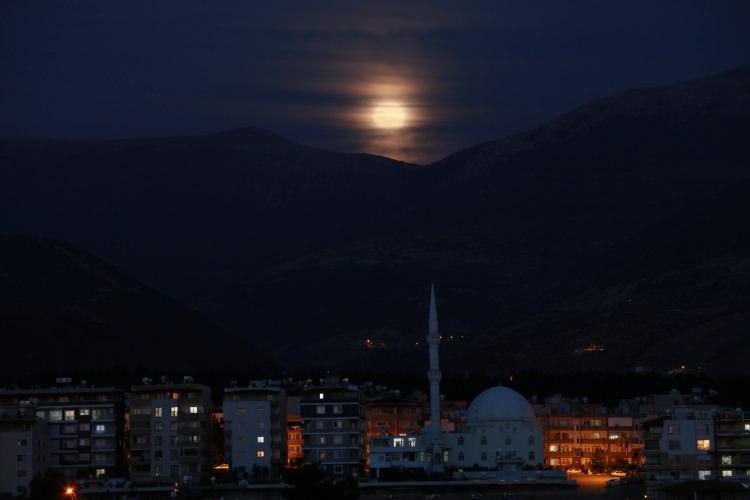 <p>İskenderun&rsquo;da Amanos Dağlarının &uuml;zerinden doğan S&uuml;per Ay sabahın ilk ışıkları ile birlikte İskenderun K&ouml;rfezinin &uuml;zerinde batışını tamamladı.</p>

<p>&nbsp;</p>
