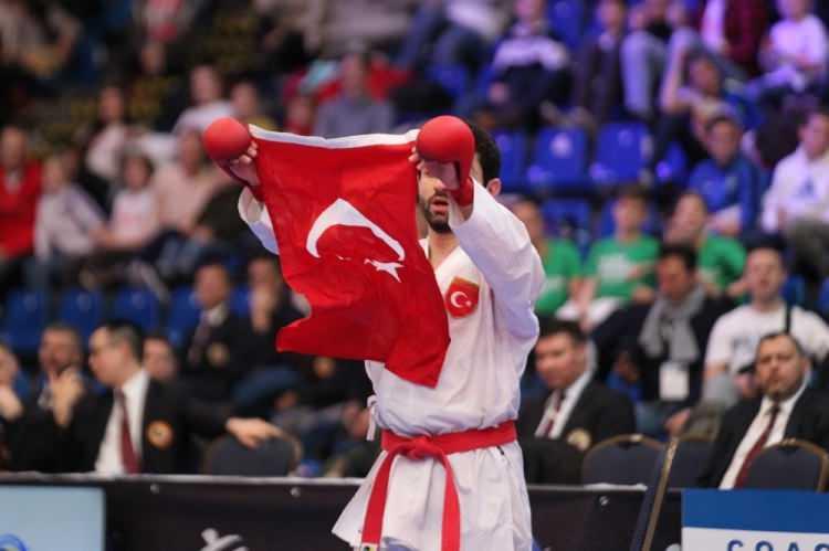 <p>Karate sporuna yeni başlayacaklara tavsiyelerde de bulunan milli sporcu, şunları kaydetti: </p>

<p>"İlk başlarda çok sıkılacaklar çünkü önce bizim temel vücut kaslarımızı buna alıştırmamız gerekiyor. 15 yıldır yapıyorum bu sporu. Sakatlıktan, yoğun antrenmandan, arkadaş çevremden uzak kalmamdan milyonlarca kez bırakma isteğim olmuştur ama er ya da geç bunun ekmeğini bir yerde yiyecekler ve 'İyi ki bırakmamışım.' diyecekler. Sabırlı ve istekli olsunlar. Çalışmak istemeyebilirler, bir gün olmaz, ikinci gün olur ama istek her zaman olması gerekiyor. Düzenli bir şekilde antrenmanlarına devam etsinler."</p>
