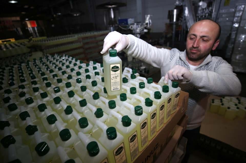 <p>Yorgun, "Kolonya Türklerin alışkanlığıdır. Yoğun şekilde kolonya tüketen bir toplumuz fakat koronavirüs nedeniyle dünyada da bu alışkanlık yayılmaya başladı. Gönül isterdi ki bu alışkanlık normal şartlarda yayılsın ancak virüs nedeniyle oldu. Şu anda bütün dünya kolonya kullanıyor." dedi. </p>
<p> </p>