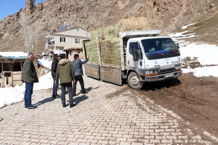 <p>Van'ın Çatak ilçesinde çöken ağıldaki 389 küçükbaş hayvanının telef olması nedeniyle devletin ve yardımseverlerin desteğiyle yeniden sürü ve ağıl sahibi olan 22 yaşındaki Şehriban Şipal'in hayvanlarına Tarım ve Orman Bakanı Bekir Pakdemirli'nin talimatıyla yem gönderildi.</p>