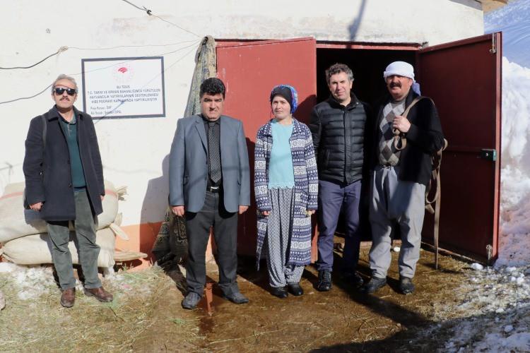 <p>Devletin her zaman çiftçinin yanında olduğunu vurgulayan Hakan, "24 Şubat'ta Tarım ve Orman Bakanımız ilimize geldi. Şehriban Şipal, Bakanımızdan yem talebinde bulundu. Bakanımızın talimatıyla Şipal'in hayvanları için yem getirdik. Devlet olarak her zaman üreticilerimizin, halkımızın yanındayız." ifadelerini kullandı.</p>
