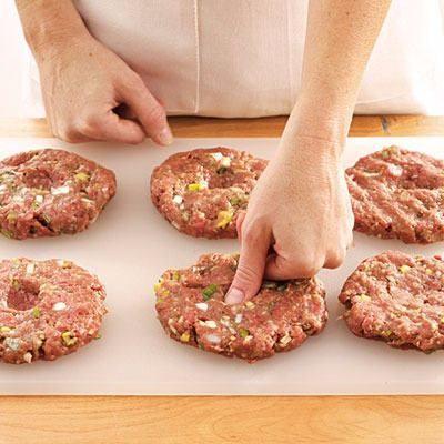 <p><strong>Hamburger Köftesi</strong><br />
Hamburger köftelerinizin yaparken şişmemelerini ve ekmek arasında düzgün görünmelerini istiyorsanız pişirmeden hemen önce ortalarına parmağınızla bastırmanız yeterli.</p>