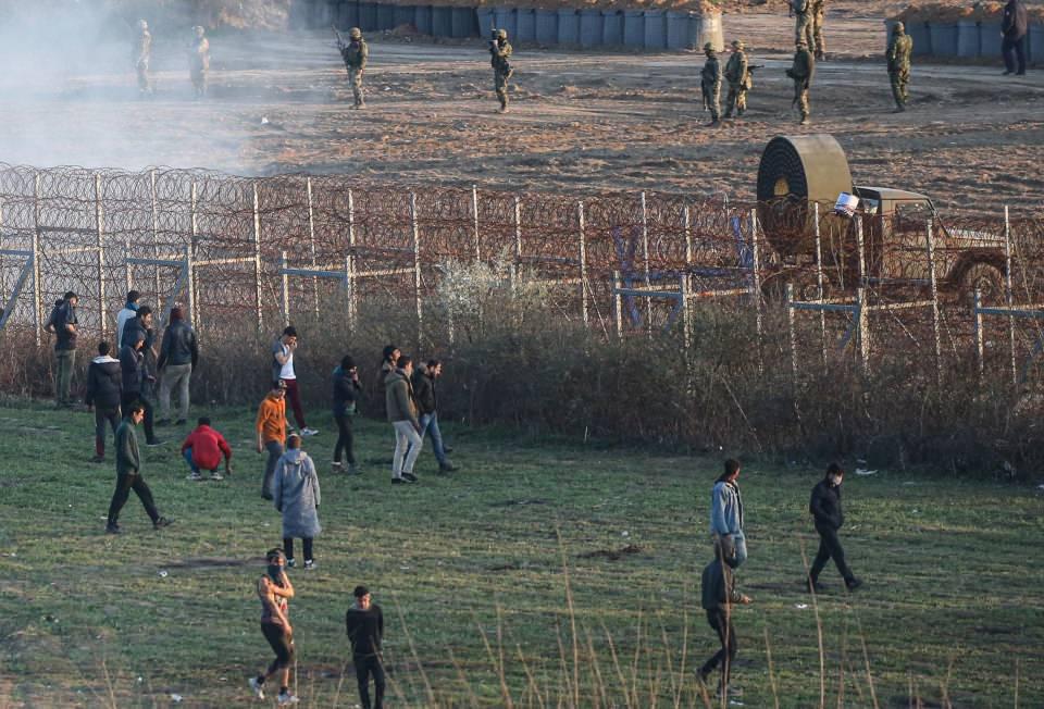 <p>Yunanistan sınır güçleri, attıkları gaz bombalarının daha fazla etki etmesi için açık alanda fan çalıştırmaya başladı.</p>

