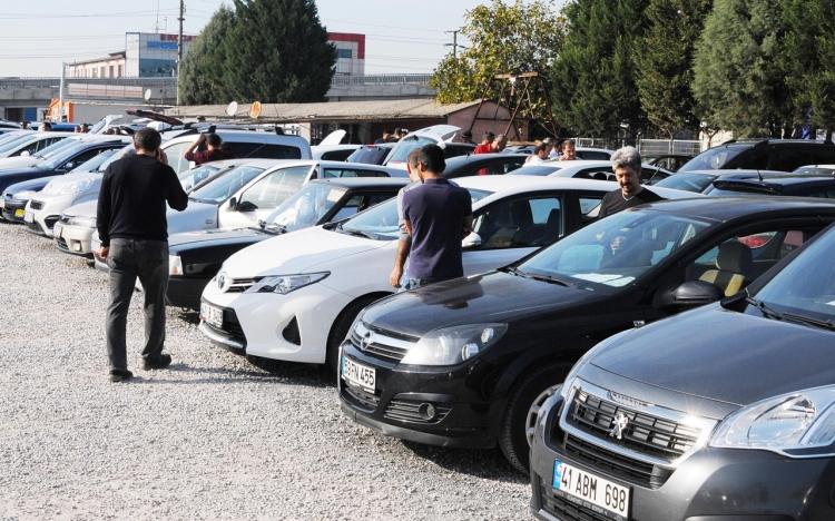 <p> Otokent esnafı, ikinci el araçlara yoğun talep sonrası fiyatların son 3 ayda yaklaşık yüzde 30 artırdığını, ancak satışlarda kar marjlarının düştüğünü ve kazançlarının azaldığını söylüyor. </p>
