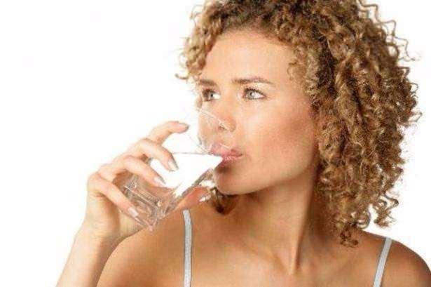 <p><strong>Cildinizde siyah noktalar görüyorsanız... </strong><br />
<br />
Bu problem susuzluktan veya kan şekerinizin düşmesinden dolayı oluşmuş olabilir.</p>