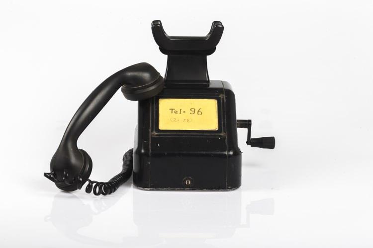 <p>Telefonun icadı uzaktan iletişimde &ccedil;ığır a&ccedil;an bir devrimdi. İcat,&nbsp;insan sesini elektrik sinyallerine &ccedil;evirip iletebiliyor, ardından sinyalleri &ccedil;&ouml;z&uuml;p yeniden ses olarak aktarabiliyordu. Bu işlemin anlık olarak ger&ccedil;ekleşmesi, insanlığın uzaktan iletişim &ccedil;abasının en &ouml;nemli hedefine&nbsp;ulaşıldığı anlamına geliyordu.</p>
