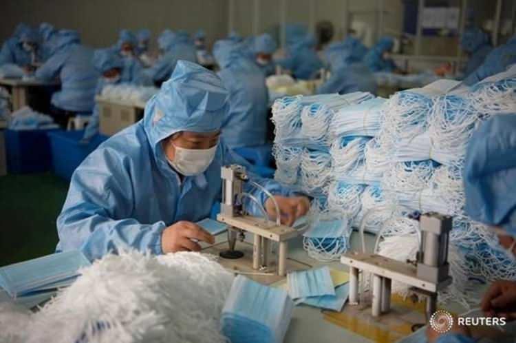 <p>PANGOLİN BAĞLANTISI</p>

<p>Ancak Corona Virüsün yarasalarda ortaya çıkması, virüsün doğrudan yarasalardan insanlara geçtiği anlamına gelmiyor. Hayvanlardan insanlara geçen bir virüs türü olan Corona virüs, hayvanlara bulaştığı zaman, insanlara geçmesini ve yayılmasını kolaylaştıran bazı genetik mutasyonlara uğruyor.</p>
