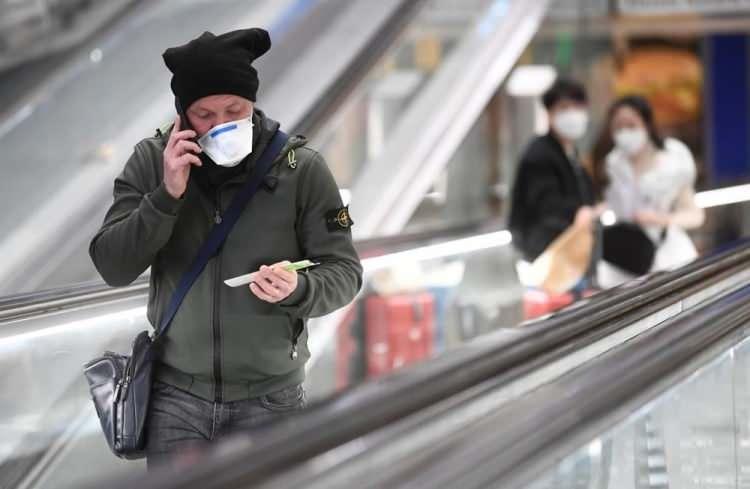 <p>Virüsün bu kadar ülkeye yayılmadan önce tedavi edecek bir çözüm bulunamadığının altını çizen Ferguson, İngiltere'nin ise İtalya'dakine benzer bir durum ile karşı karşıya olabileceği uyarısında bulundu. </p>
