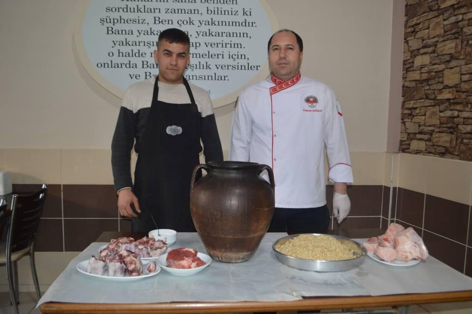 <p>İlçede baba mesleğini sürdüren aşçı Ali Altan, AA muhabirine yaptığı açıklamada, bazı şehirlerde "düğün yemeği" olarak bilinen ve tencerede pişirilen keşkeğin bu yörede çömlekte pişirildiğini söyledi.</p>
<p> </p>