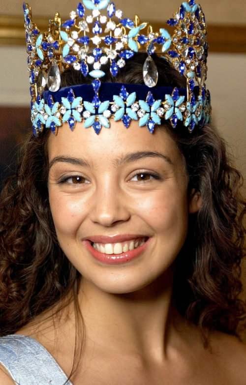 <p><strong>AZRA AKIN KİMDİR?</strong></p>

<p>8 Aralık 1981'de Almelo'da dünyaya gelen Azra Akın aslen Uşaklıdır.  2002 yılında Türkiye güzeli seçildi ardından 2002 Miss World'de Dünya Güzeli oldu. </p>
