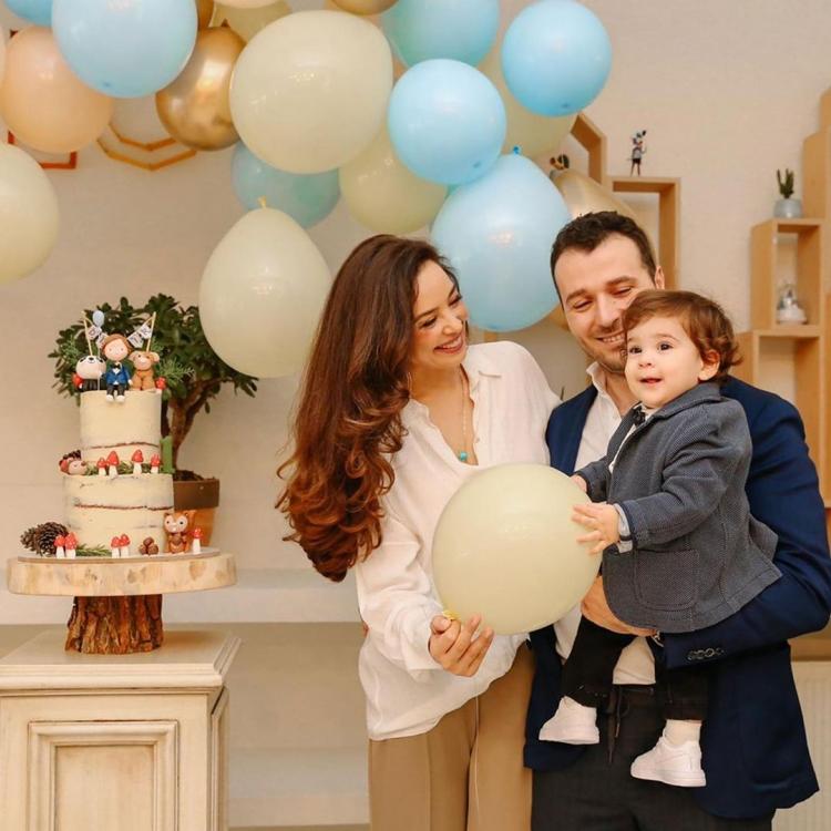 <p>Azra Akın ve Atakan Koru çiftinin 2018 yılında Demir Koru adında bir erkek çocukları oldu.</p>